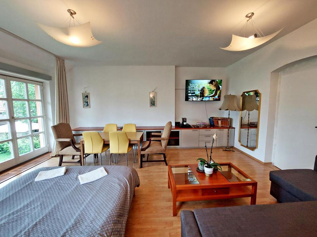 R24, Rose House Guest house